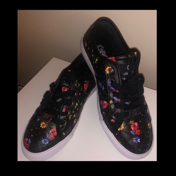 Shoes - Picture 3 of 7